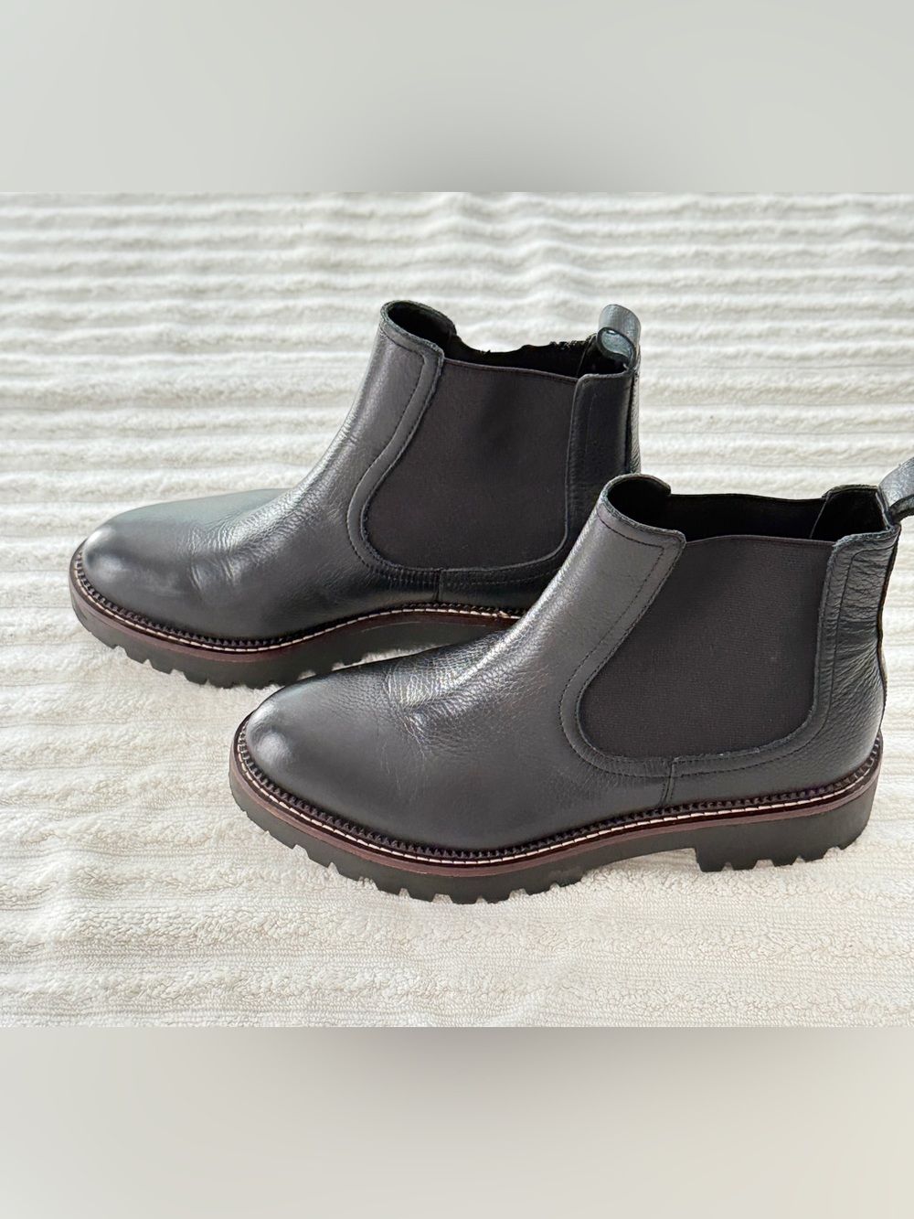 Caslon Miller water resistant women’s lug sole Chelsea leather boot size 8